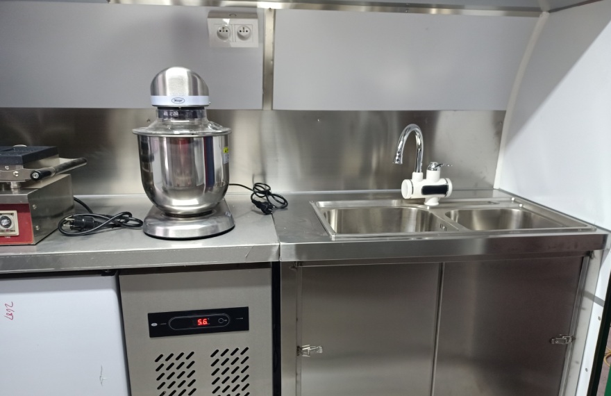 stainless steel cooking appliances and water sink